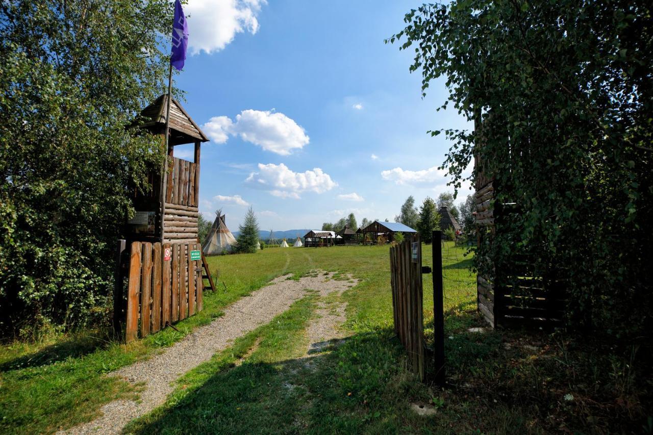 ホテル Fort Wapiti Zalasowa エクステリア 写真
