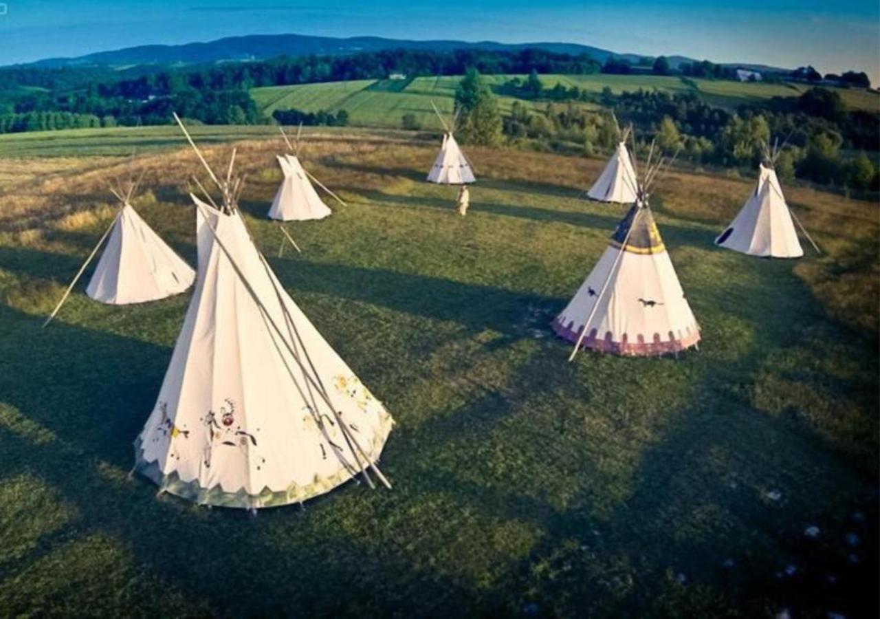 ホテル Fort Wapiti Zalasowa エクステリア 写真